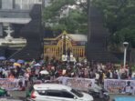 Aksi Front Persatuan Indonesia Di Depan Polda Metro Jaya
